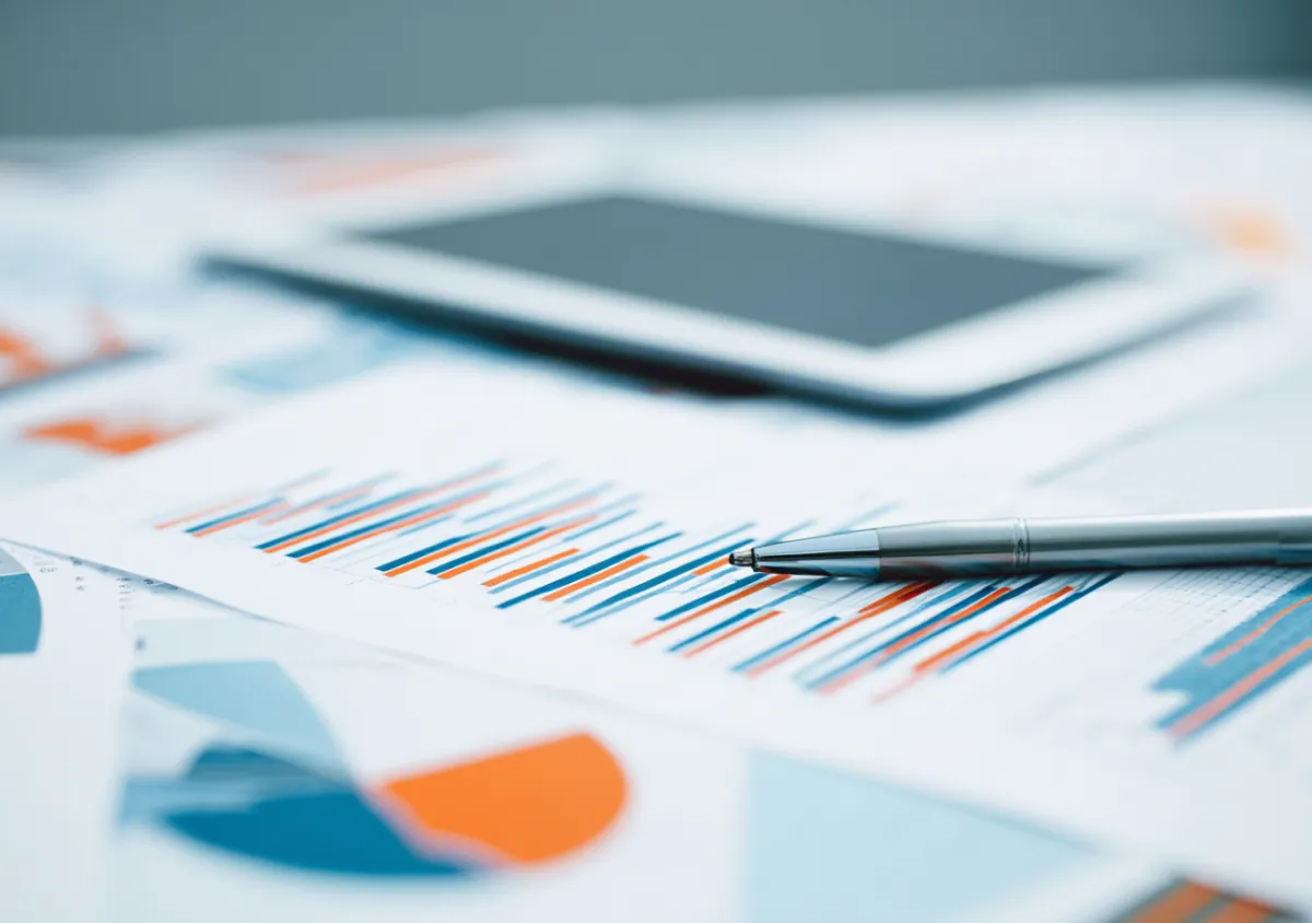 Equipo usando software fiscal automatizado